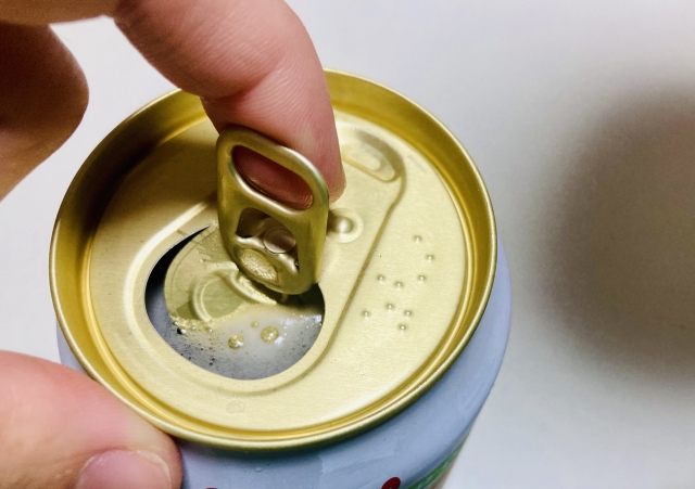 害虫駆除:缶ビールのタグを開ける